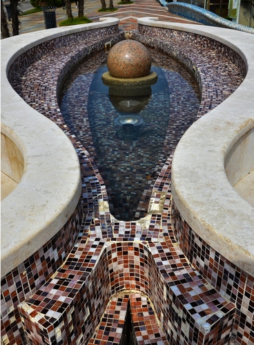 Immagine con acqua, fontana, sfera, mosaico, curve, mattonelle, marmo, colori, piastrelle