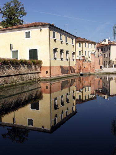 Immagine con acqua, case, riflesso, canale, finestre, albero, cielo, fiume, riflessi