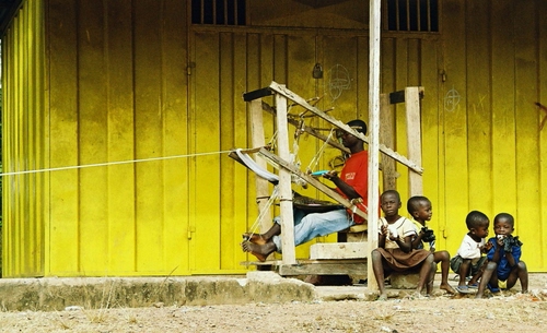 Immagine con bambini, giallo, telaio, artigianato, lavoro, legno, neri, artigiano