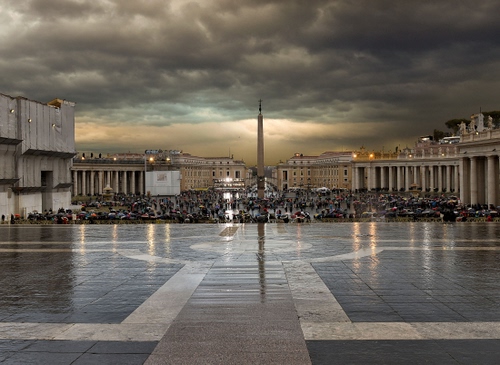 Immagine con piazza, nuvole, pioggia, obelisco, colonne, folla, roma, vaticano, maltempo