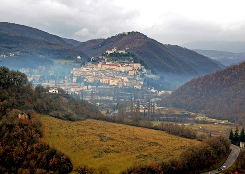 Immagine con panorama, alberi, paese, prato, montagne, paesaggio, nebbia, colline, strada, borgo, nuvole, campagna, boschi, chiesa, case, foschia