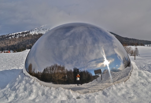 Immagine con neve, sfera, riflesso, montagna, bianco, alberi, nuvole, cupola, fotografo, cielo, vetro, riflessi, fotografare, specchio, sole