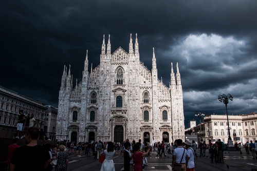 Immagine con nuvole, milano, duomo, piazza, persone, guglie, cielo, chiesa, maltempo, lampioni, gente, bianco, temporale, monumento, passanti