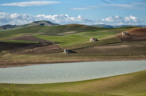 Immagine con case, colline, panorama, collina, verde, lago, fiume, acqua, campi, laghetto, paesaggio, cielo