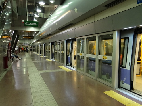 Immagine con stazione, treno, luci, porte, metropolitana, vagoni, persone, corridoio, metro, marciapiede