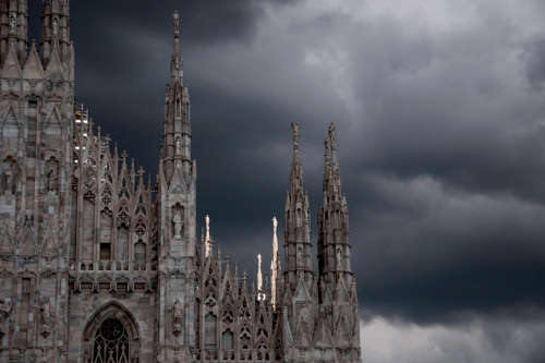Immagine con nuvole, milano, duomo, guglie, cielo, grigio, statue, chiesa