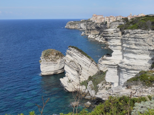 Immagine con mare, scogli, acqua, bianco, scogliera, paese, piante, rocce, panorama, cielo, costa