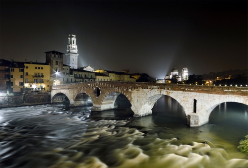 Immagine con ponte, fiume, notte, campanile, torre, notturno, acqua, archi, cielo, luci