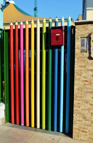 Immagine con cancello, colori, cassetta, matite, multicolore, citofono, posta, campanello