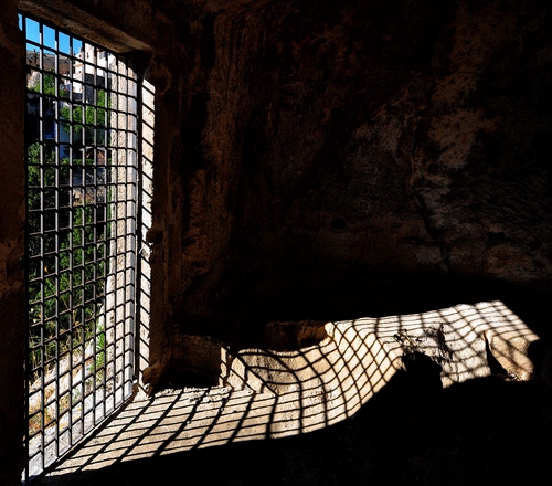 Immagine con ombra, grata, finestra, quadrati, cancello, luce, geometrie, ferro, ombre, porta