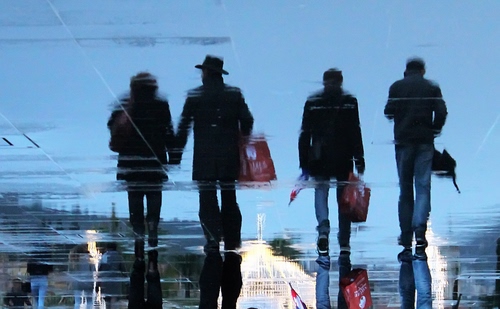 Immagine con persone, quattro, riflesso, acqua, riflessi, passanti, coppia, azzurro, pioggia