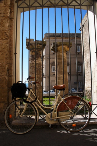 Immagine con colonne, bicicletta, cancello, palazzo, due, inferriata, ruote