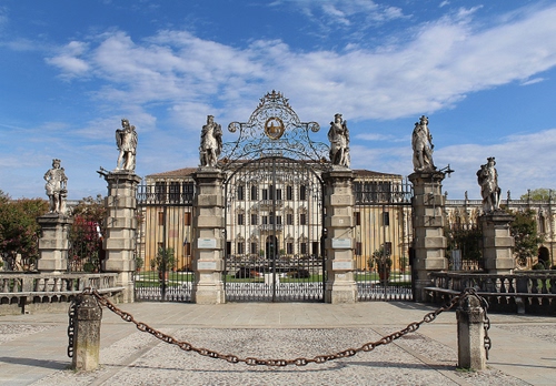 Immagine con statue, cancello, catena, palazzo, villa, cielo, nuvole