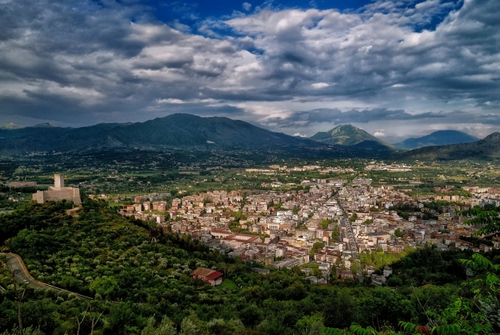 Immagine con panorama, montagne, nuvole, città, castello, cielo, verde, alberi