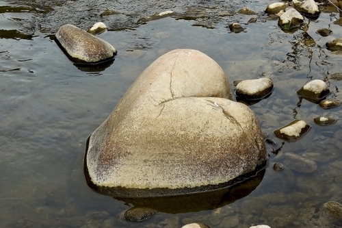 Immagine con acqua, sassi, cuore, pietre, sasso, mare, fiume, riflesso, masso