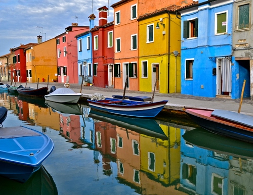 Immagine con barche, colori, case, riflessi, riflesso, canale, finestre, acqua, burano