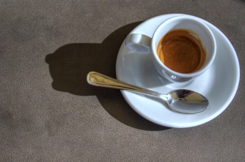Immagine con caffè, tazzina, cucchiaino, ombra, piattino, marrone, tazza, cucchiaio, bianco