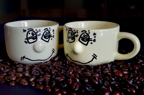 Immagine con caffè, tazze, due, chicchi, bianco, grani, manici, disegni, tazzine