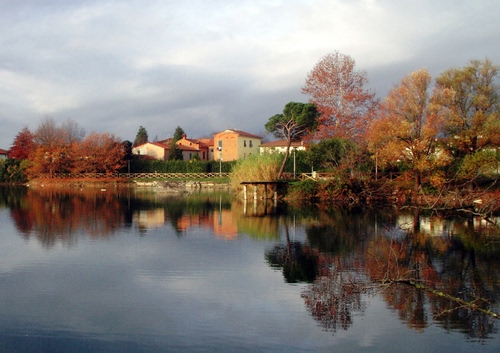 Immagine con alberi, acqua, lago, case, autunno, riflessi, riflesso, paesaggio