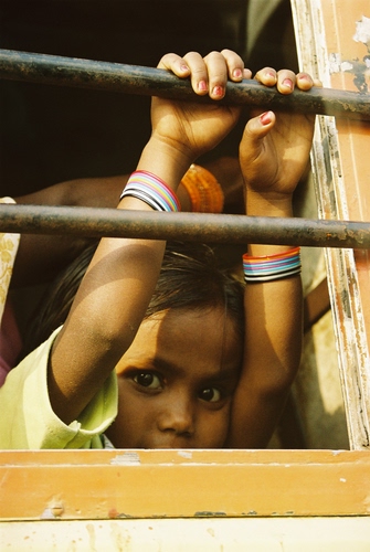 Immagine con mani, finestra, occhi, bambino, sbarre, braccialetti, bracciali, sguardo, bambina, braccia, bimba