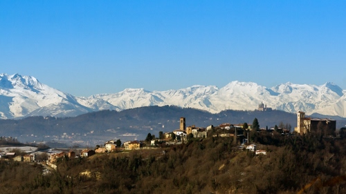 Immagine con neve, montagne, alberi, campanile, case, cielo, azzurro, paese, bianco, panorama, campanili, torri, torre, paesaggio, borgo, castello, chiesa, città, colline, bosco