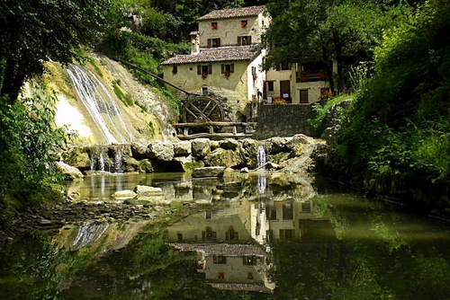 Immagine con acqua, mulino, cascata, verde, riflesso, ruota, montagna, laghetto