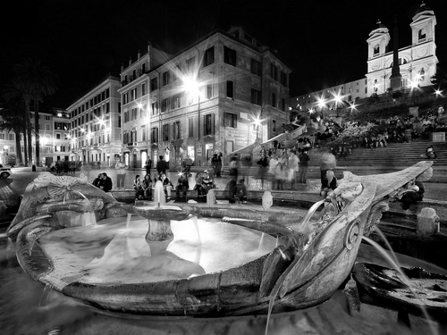 Immagine con fontana, roma, barcaccia, bianconero, scalinata, piazza, chiesa