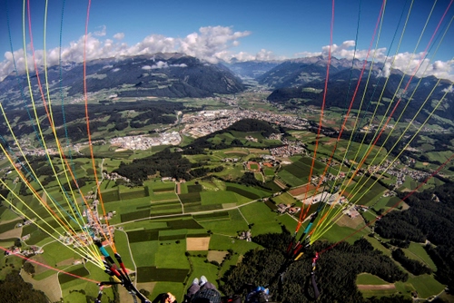 Immagine con panorama, montagne, campi, cielo, parapendio, nuvole, verde, volo, paesaggio, paracadute