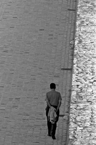 Immagine con uomo, bianconero, strada, passante, persona, grigio, muro