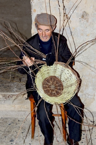 Immagine con artigiano, cesto, sedia, cappello, uomo, vimini, lavoro, artigianato, anziano, rami, mano