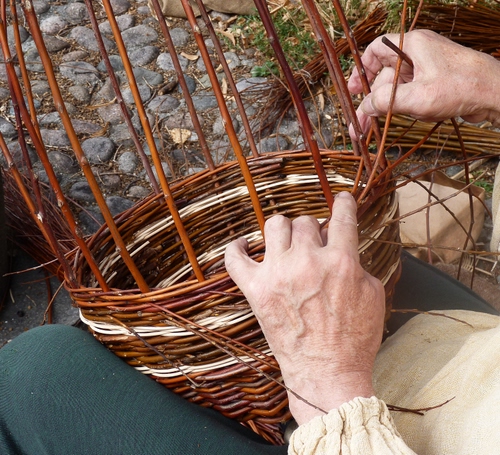 Immagine con mani, vimini, cesto, artigianato, artigiano, lavoro, cesta, intreccio