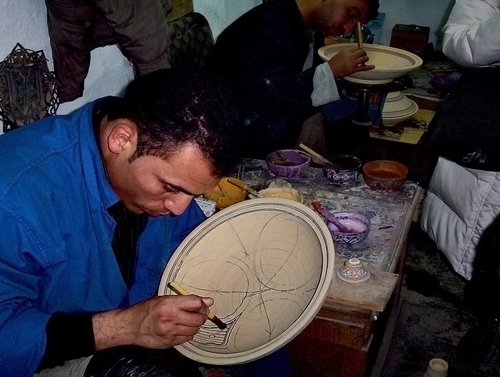 Immagine con piatto, artigiano, pennello, artigianato, colori, artigiani, ceramica, uomo, laboratorio, disegno, cerchio, piatti, dipingere