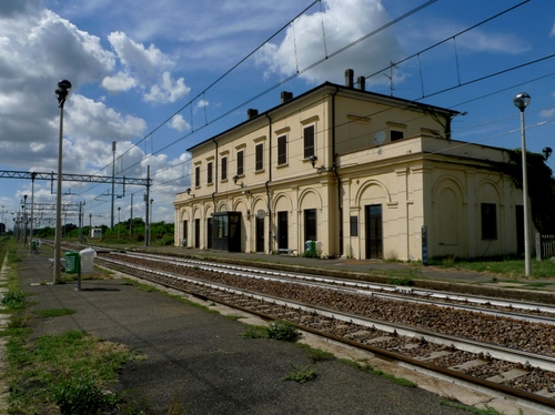 Immagine con stazione, binari, nuvole, fili, ferrovia, lampioni, rotaie, cielo
