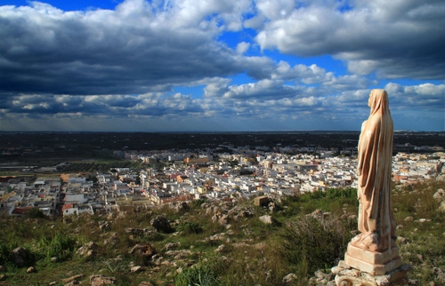 Immagine con panorama, nuvole, statua, madonna, cielo, città, paesaggio