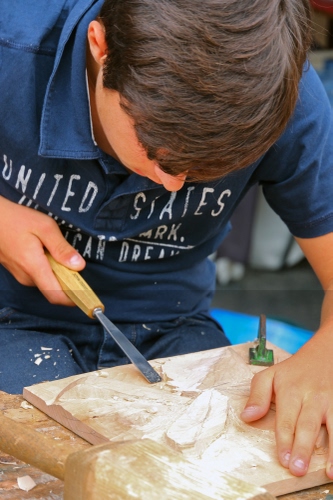 Immagine con mani, legno, artigiano, artigianato, attrezzi, ragazzo, scalpello, uomo, dita, scultura