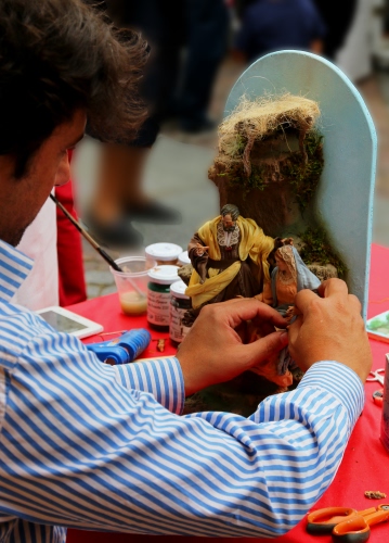 Immagine con mani, presepe, artigiano, uomo, artigianato, camicia, righe, statue, pastori, pittura, giuseppe