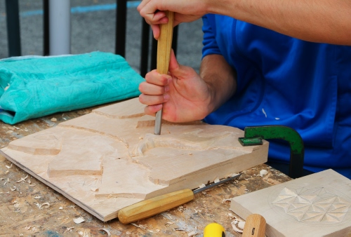 Immagine con legno, mani, artigiano, attrezzi, incisore, artigianato, scultore, mestiere, scalpello, morsa