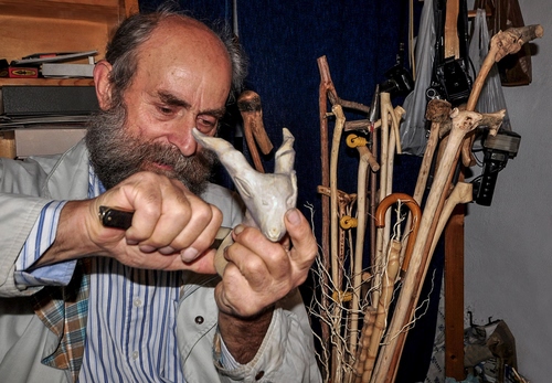 Immagine con bastoni, barba, artigiano, mani, legno, uomo, coltello, scultore, camicia, intagliatore