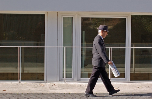 Immagine con giornale, cappello, passante, uomo, camminare, vetrine, vetri, persona