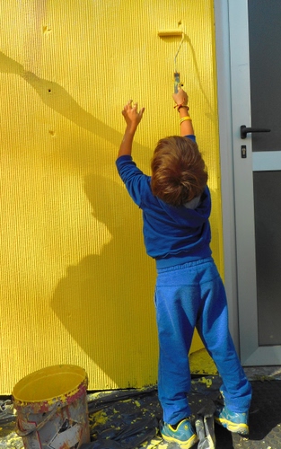 Immagine con giallo, bambino, secchio, vernice, rullo, pittura, dipingere, porta, bimbo, blu, muro