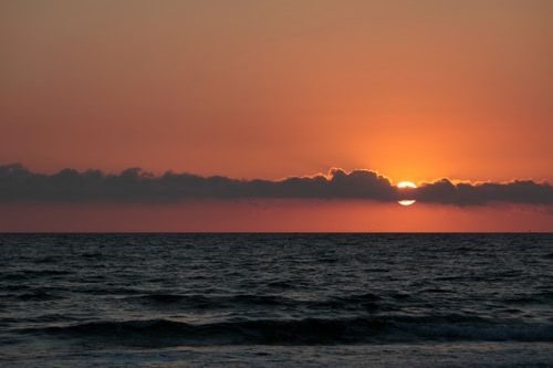 Immagine con mare, nuvole, tramonto, sole, orizzonte, acqua, rosso, onde