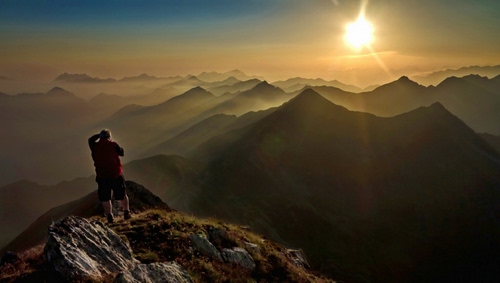Immagine con montagne, sole, fotografo, controluce, tramonto, vetta, uomo, vette, rocce, luce