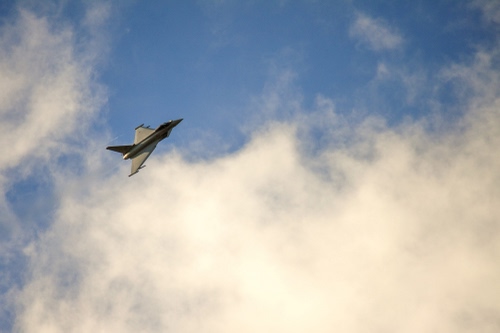 Immagine con aereo, nuvole, cielo, azzurro, ali, jet, caccia, volo, volare, bianco