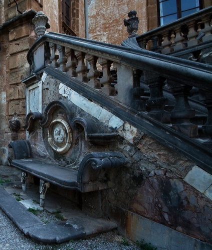 Immagine con panchina, scala, scalinata, balaustra, pietra, scale, grigio, marmo, finestra, palazzo, finestre, colonne