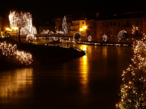 Immagine con luci, fiume, natale, alberi, notturno, riflessi, notte, acqua, ponte, luminarie