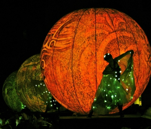 Immagine con luci, verde, sfere, donna, arancio, arancione, nero, notturno, ballerina, notte, tre, velo, colori