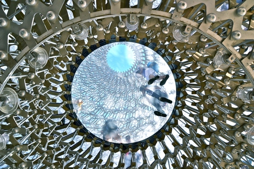 Immagine con vetro, piedi, expo, trasparente, milano, metallo, cerchio, cupola, persone, cerchi, passanti, scarpe, trasparenza, padiglione, alveare