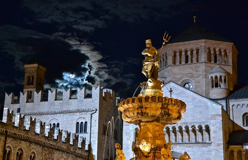 Immagine con fontana, luna, chiesa, notturno, merli, nuvole, nettuno, statua, notte, cielo, palazzi