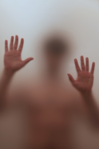 Immagine con mani, vetro, uomo, dita, nudo, persona, dieci, opaco, doccia, due, sagoma, trasparenza, braccia