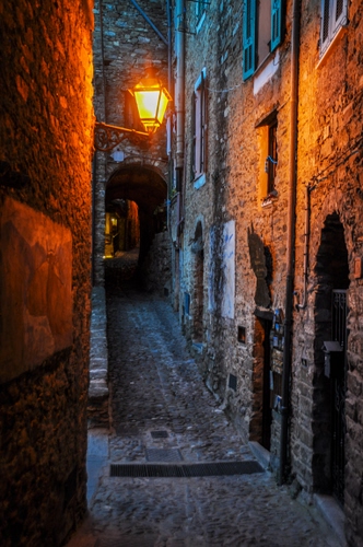 Immagine con vicolo, lampione, notturno, notte, arco, finestre, porte, mura